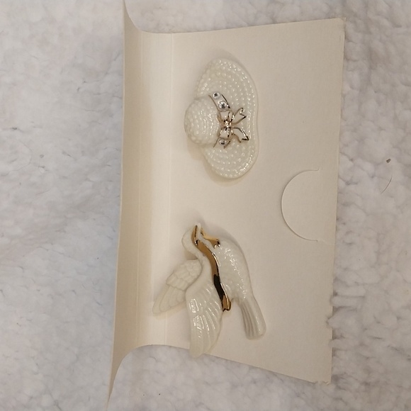Lenox Brooch Set. 2 pins 24KT gold on Cream Porcelain. Bird and Hat - Picture 2 of 7
